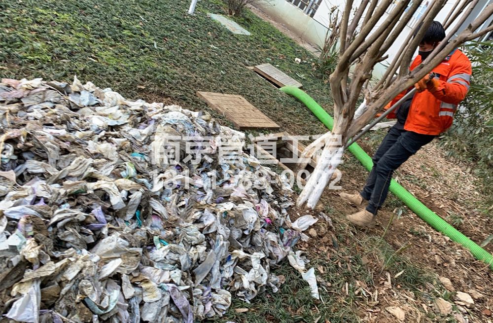 315白兔化粪池垃圾清理