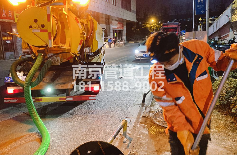 312白兔夜间化粪池清理